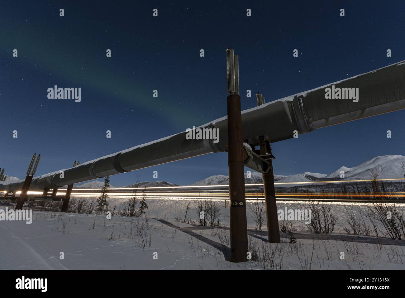 Produzione di petrolio nell'Artico, Trans Alaska Pipeline, aurora boreale, ripresa notturna, inverno, Dalton Highway, Alaska, Stati Uniti, Nord America Foto Stock