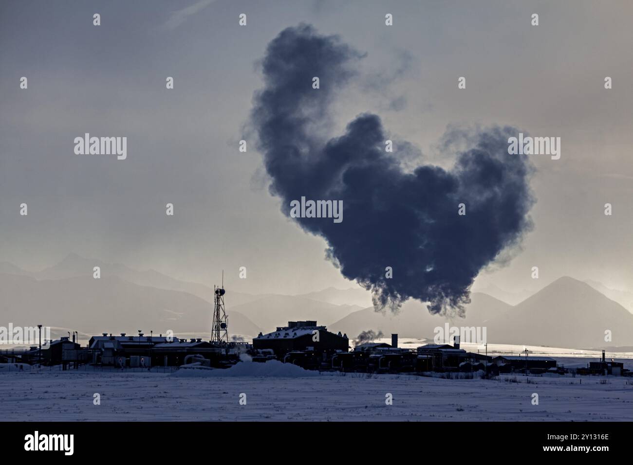 Stazione di pompaggio dell'olio retroilluminata, produzione di olio, inverno, North Slope, Alaska, Stati Uniti, Nord America Foto Stock