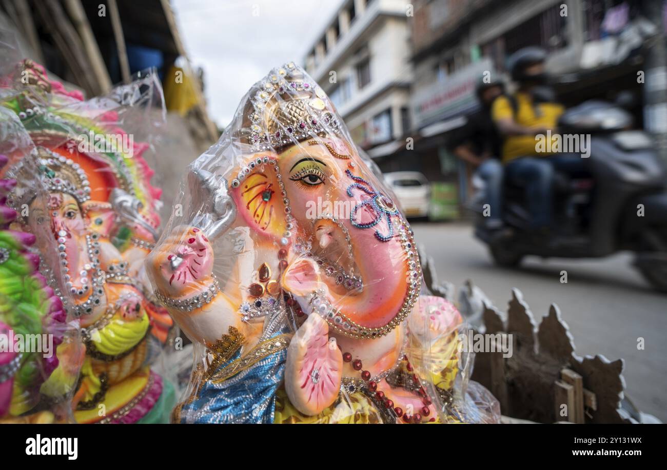 Guwahati, India. 4 settembre 2024. Idoli della divinità indù dalla testa di elefante Ganesha esposti per la vendita vicino a una strada davanti al Ganesh Chaturthi festi Foto Stock