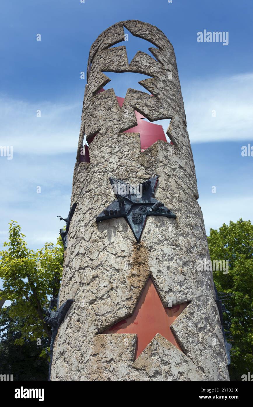 Colonna con stelle perforate e rilievi metallici sotto un cielo blu, colonna nazionale di fronte al Museo europeo, Schengen, triangolo di confine, Canton Foto Stock