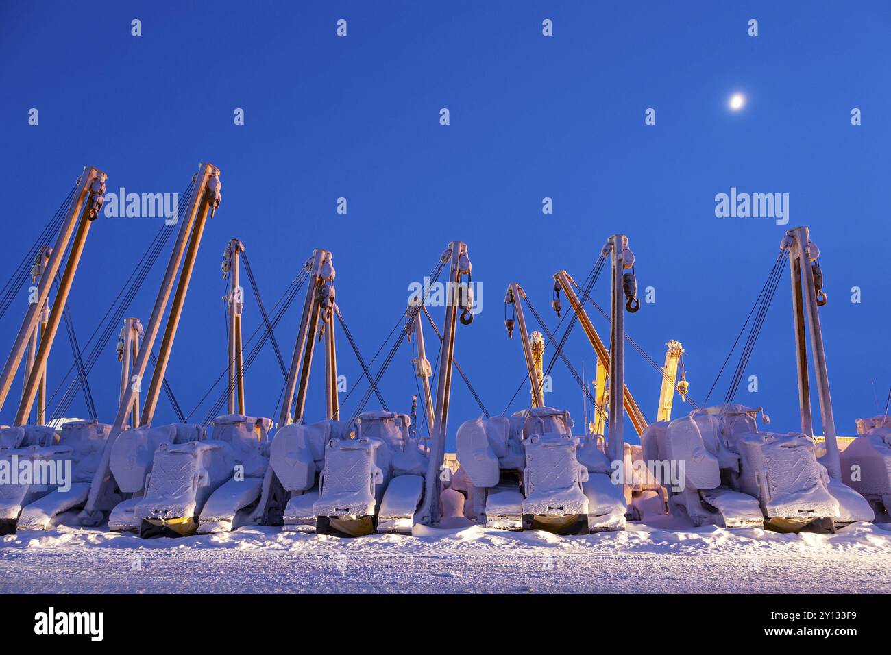 Gru e attrezzature per la produzione di petrolio nella neve, al crepuscolo, Deadhorse, Alaska, USA, nord America Foto Stock