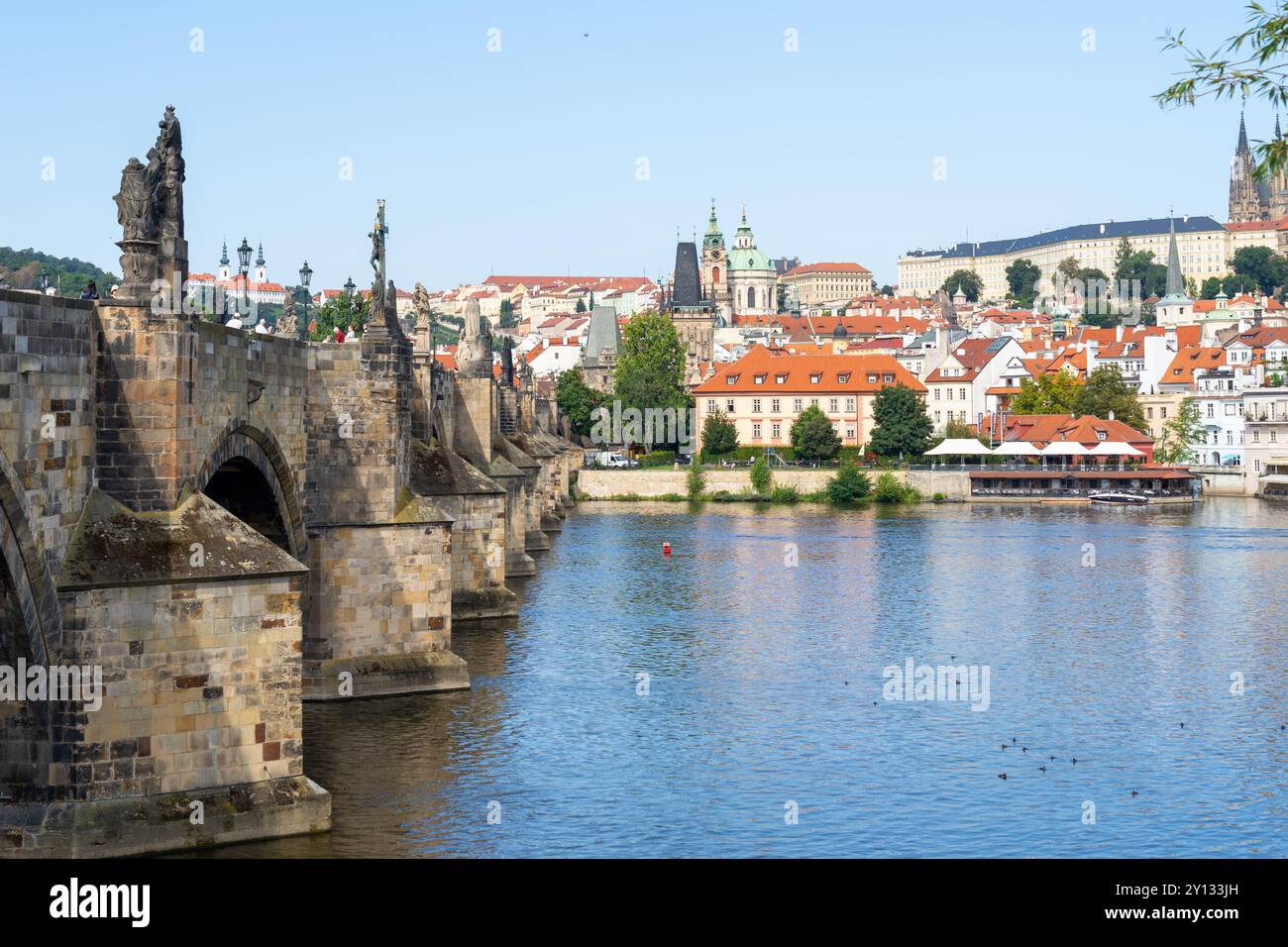 Ponte Carlo sul fiume Moldava con la città minore sullo sfondo di Praga, Repubblica Ceca. Foto Stock