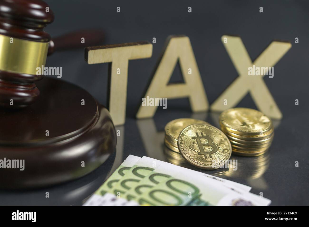 Foto ravvicinata di martelletto e criptovaluta. Concetto di regolamentazione governativa Foto Stock