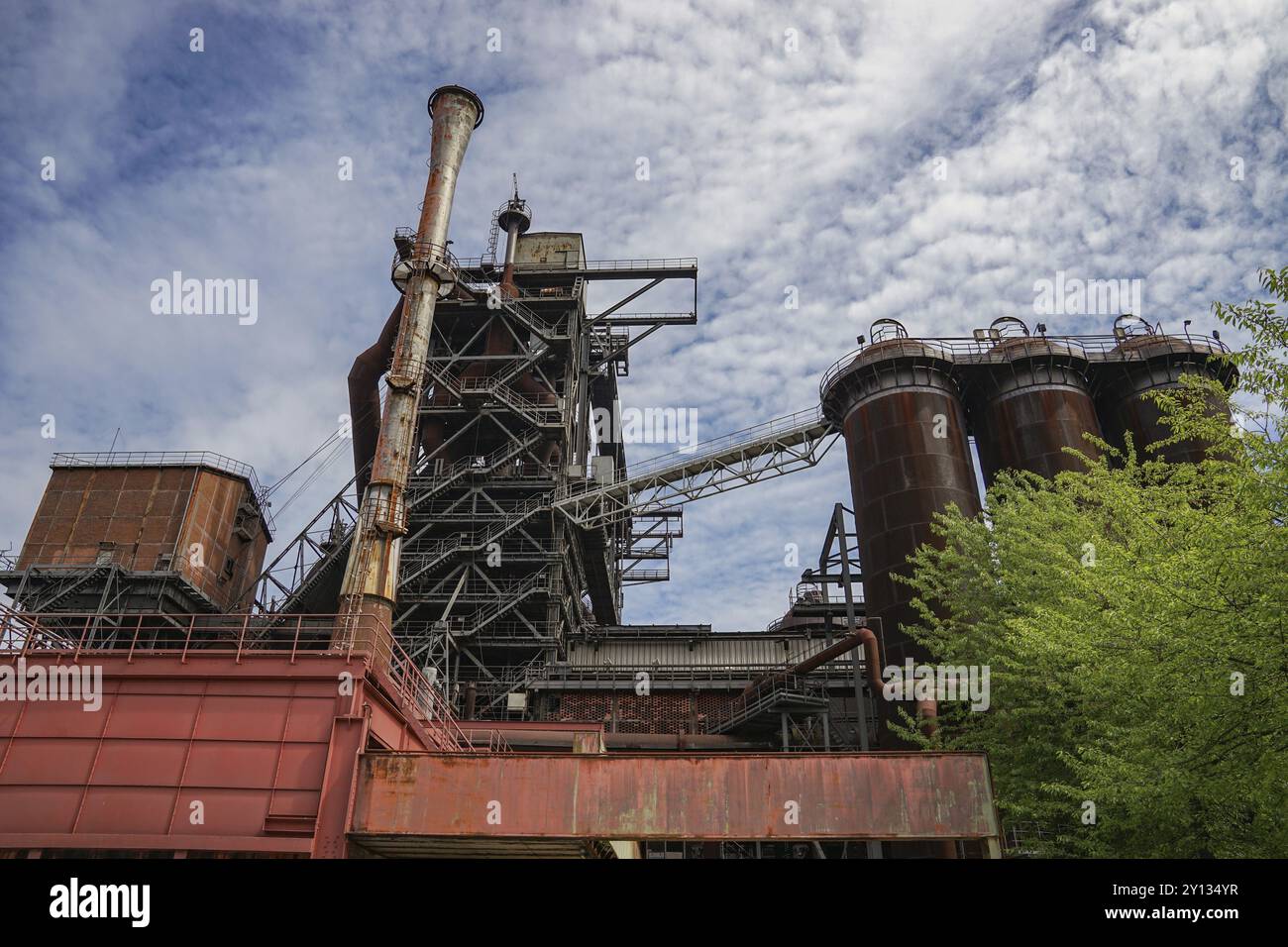 Grande impianto industriale con varie strutture metalliche e camini sotto un cielo nuvoloso, Duisburg, Renania settentrionale-Vestfalia, Germania, Europa Foto Stock