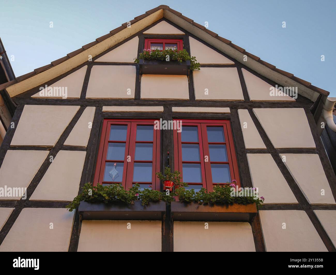 Casa tradizionale in legno con cornici rosse per finestre e fiori in fioriere, Paderborn, Renania settentrionale-Vestfalia, Germania, Europa Foto Stock