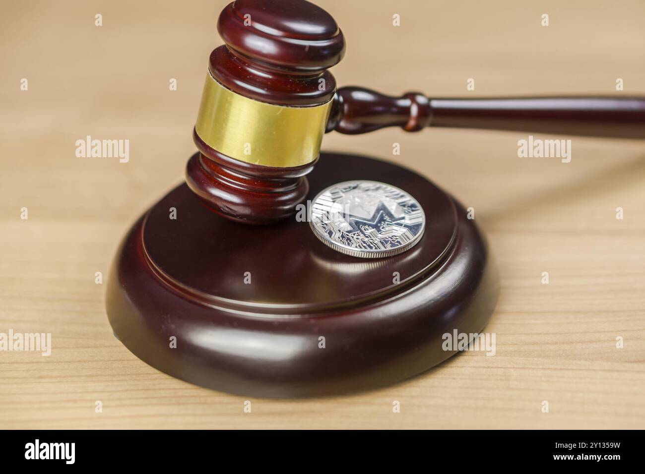 Foto del regolamento Monero. Moneta XMR cripto e martelletto su una scrivania Foto Stock