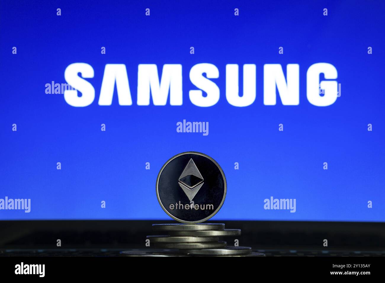 Monete Ethereum con logo Samsung sullo schermo di un laptop. Slovenia, Lubiana, 02 24 2019 Foto Stock