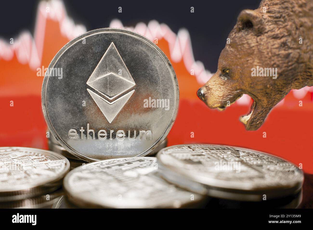 Ethereum con una cartella rossa. Il crollo dei prezzi e il concetto di tendenza del mercato Foto Stock