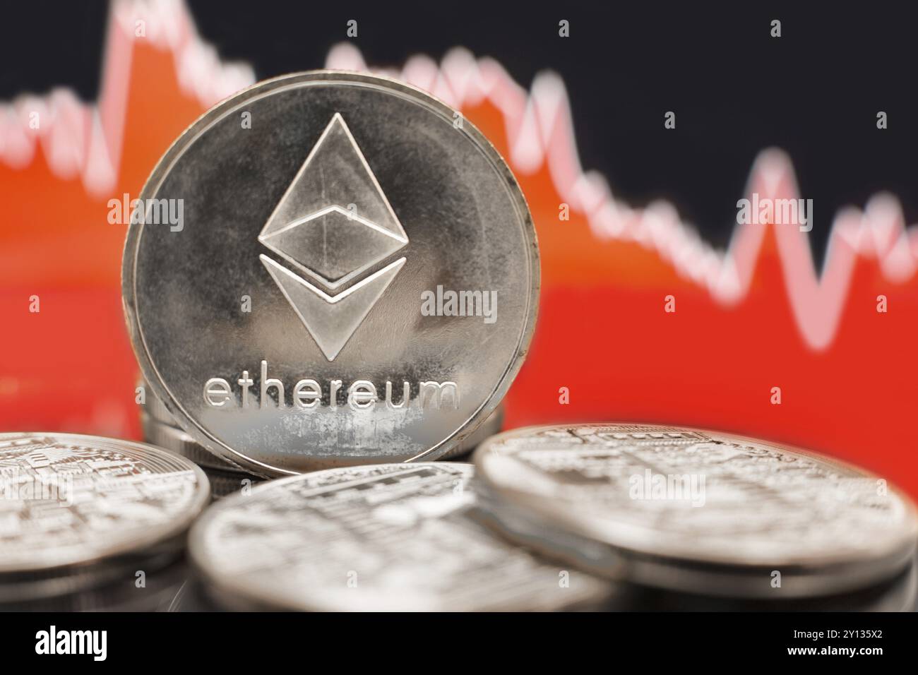 Ethereum con una cartella rossa. Il crollo dei prezzi e il concetto di tendenza del mercato Foto Stock