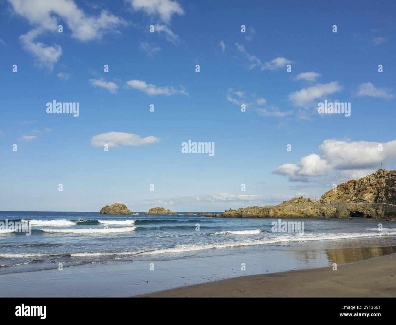 Una spiaggia tranquilla con vista sul mare e piccole isole in lontananza sotto un cielo azzurro, tenerife, Isole canarie, spagna Foto Stock