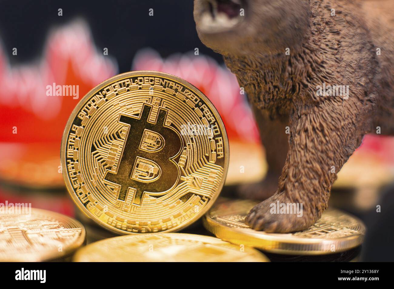 Bitcoin con un grafico rosso. Il crollo dei prezzi e il concetto di tendenza del mercato Foto Stock
