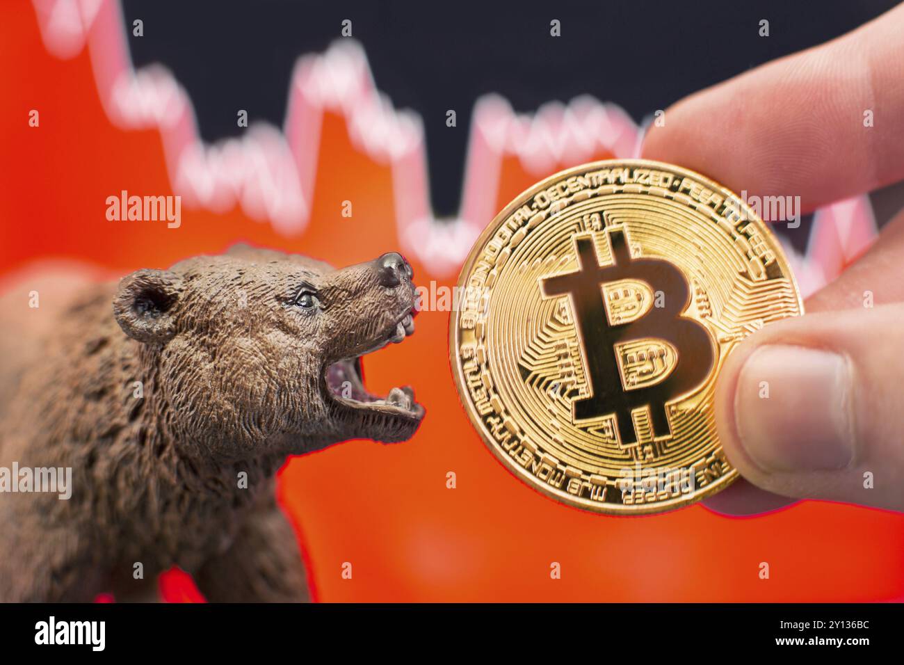 Bitcoin con un grafico rosso. Il crollo dei prezzi e il concetto di tendenza del mercato Foto Stock