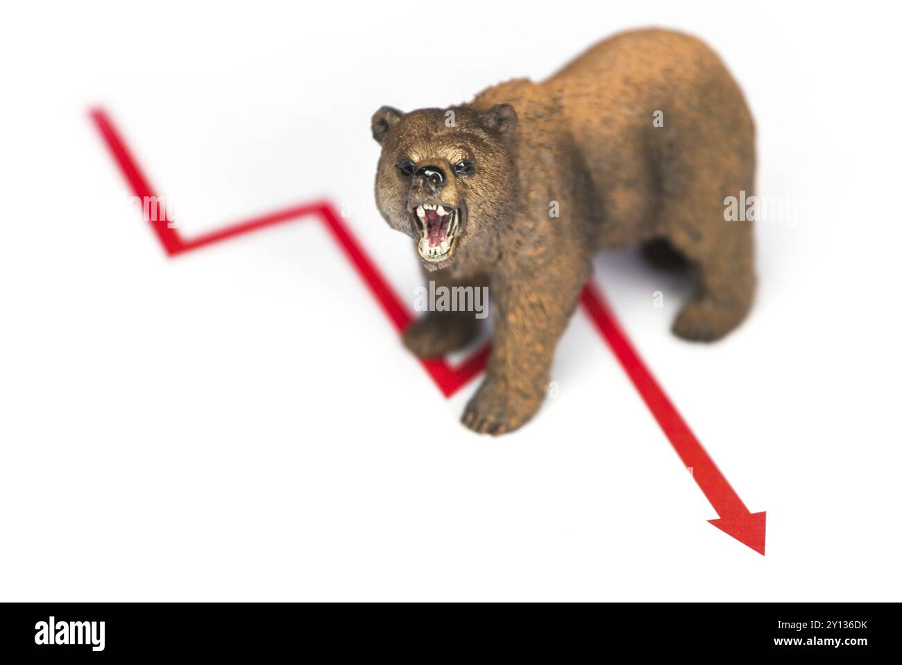 Blocco delle scorte con grafico rosso e figura orso su sfondo bianco. Concetto di mercato ribassista Foto Stock