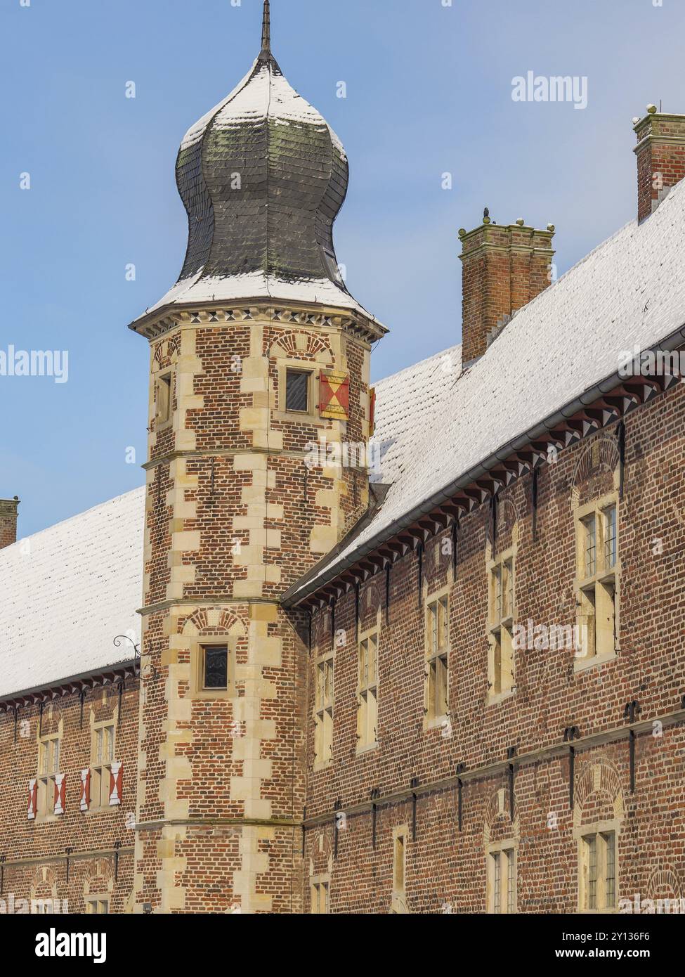 Una storica torre del castello con pareti in mattoni e architettura suggestiva, coperta di neve in inverno, Raesfeld, muensterland, germania Foto Stock