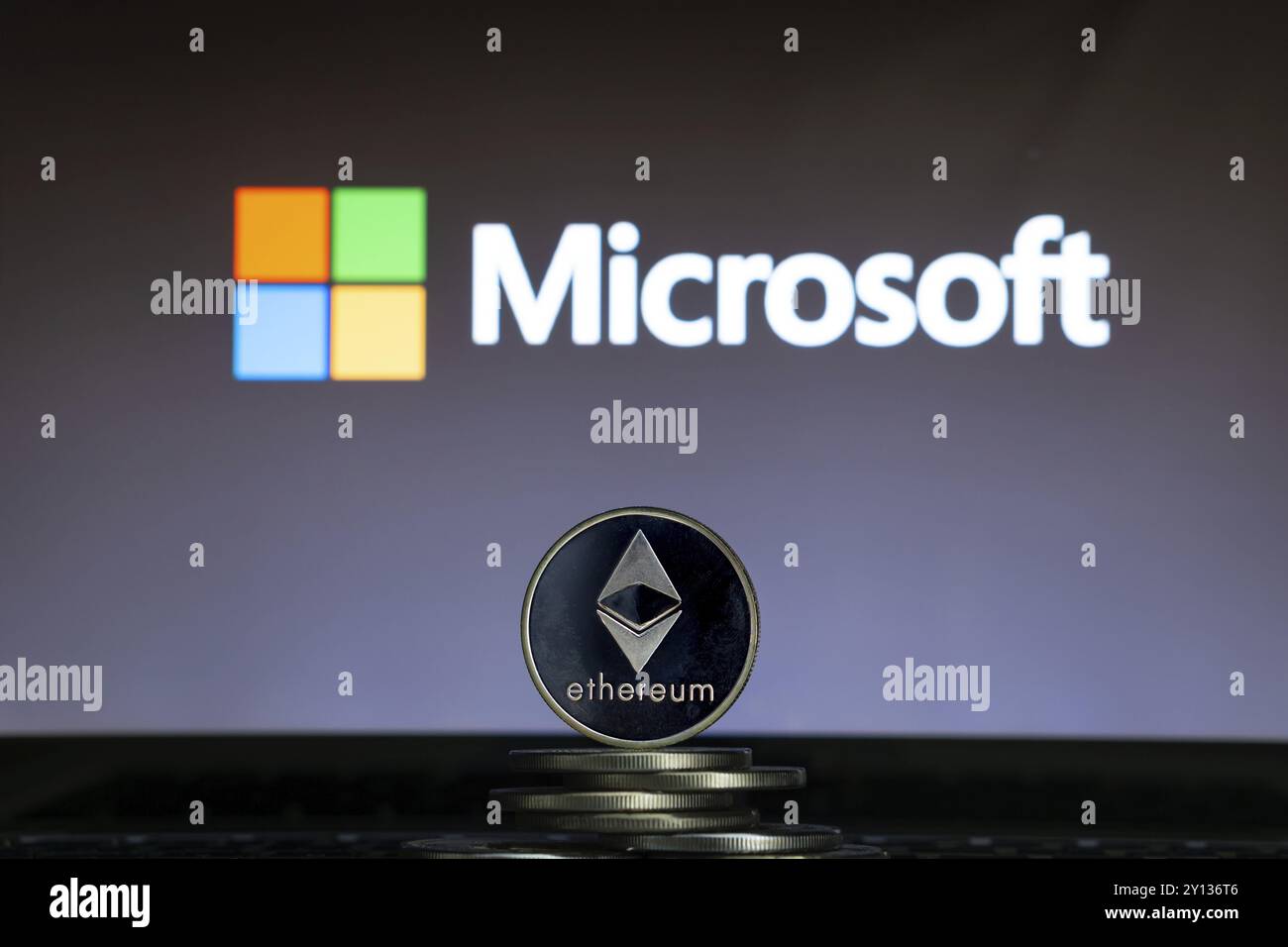 Monete Ethereum con logo Microsoft sullo schermo di un notebook. Slovenia, Lubiana, 02 24 2019 Foto Stock