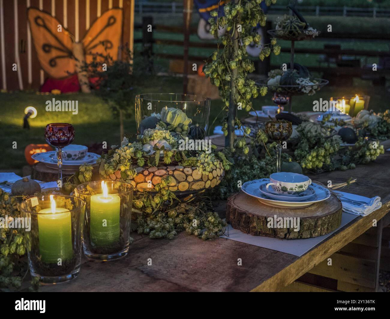 Tavolo decorato in modo rustico con candele e stoviglie in un'atmosfera naturale e accogliente, borken, muensterland, germania Foto Stock