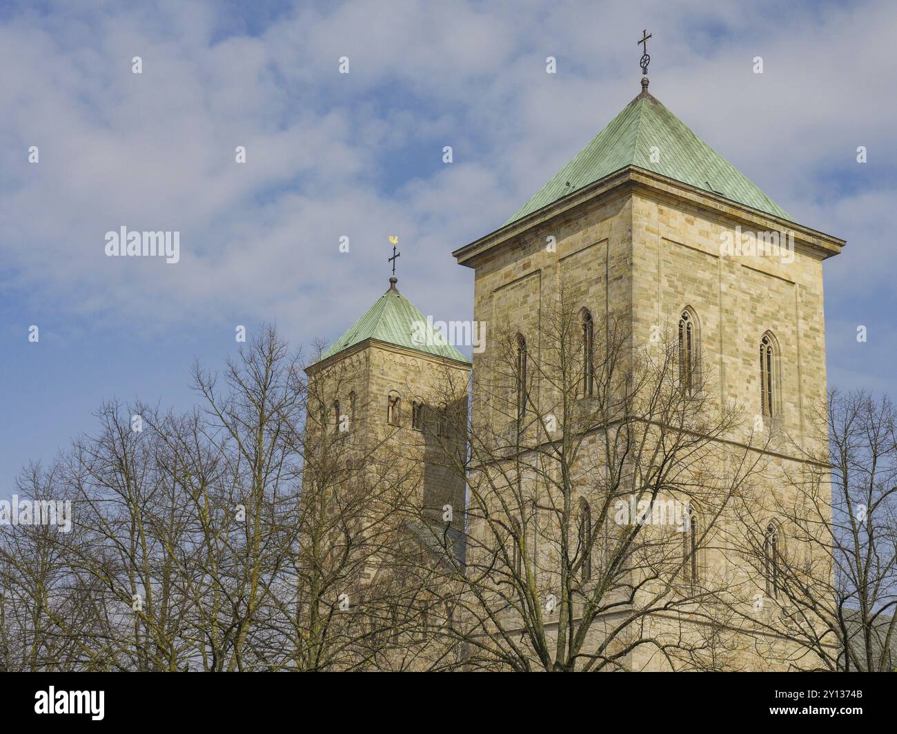 Due torri in pietra di una chiesa storica sotto un cielo parzialmente nuvoloso, Osnabrueck, Germania, Europa Foto Stock