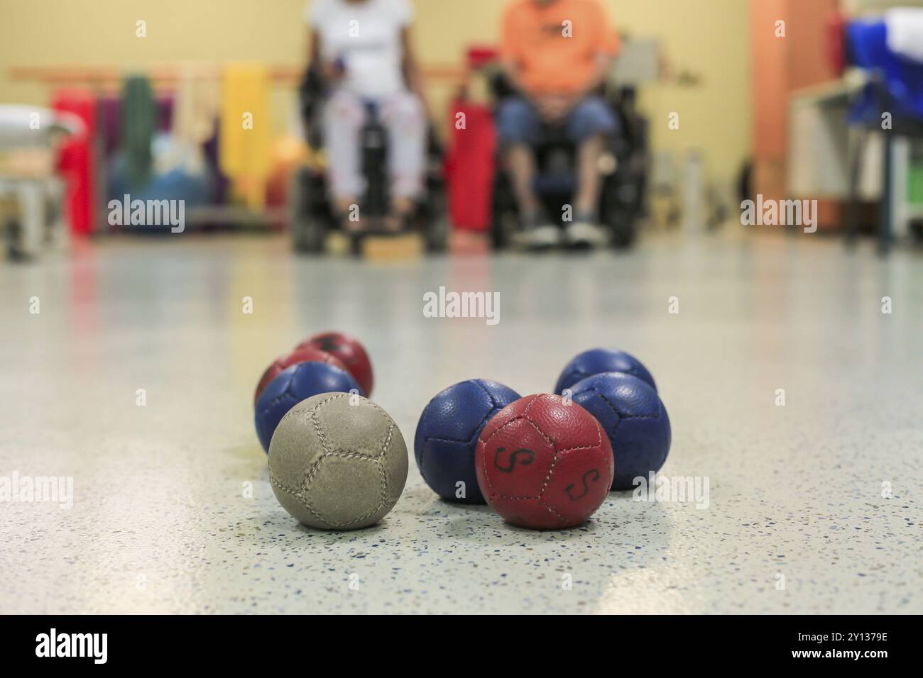 Disabili i giocatori di bocce training su una sedia a rotelle. Close up di palline Foto Stock