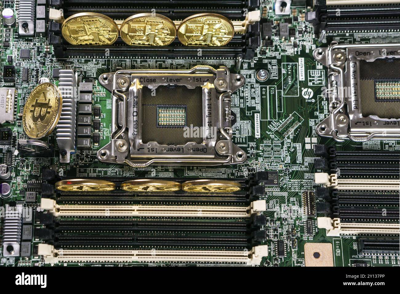 Cryptodurency Bitcoin dorato sulla scheda a circuito stampato del computer. Blockchain e concetto di sicurezza Foto Stock