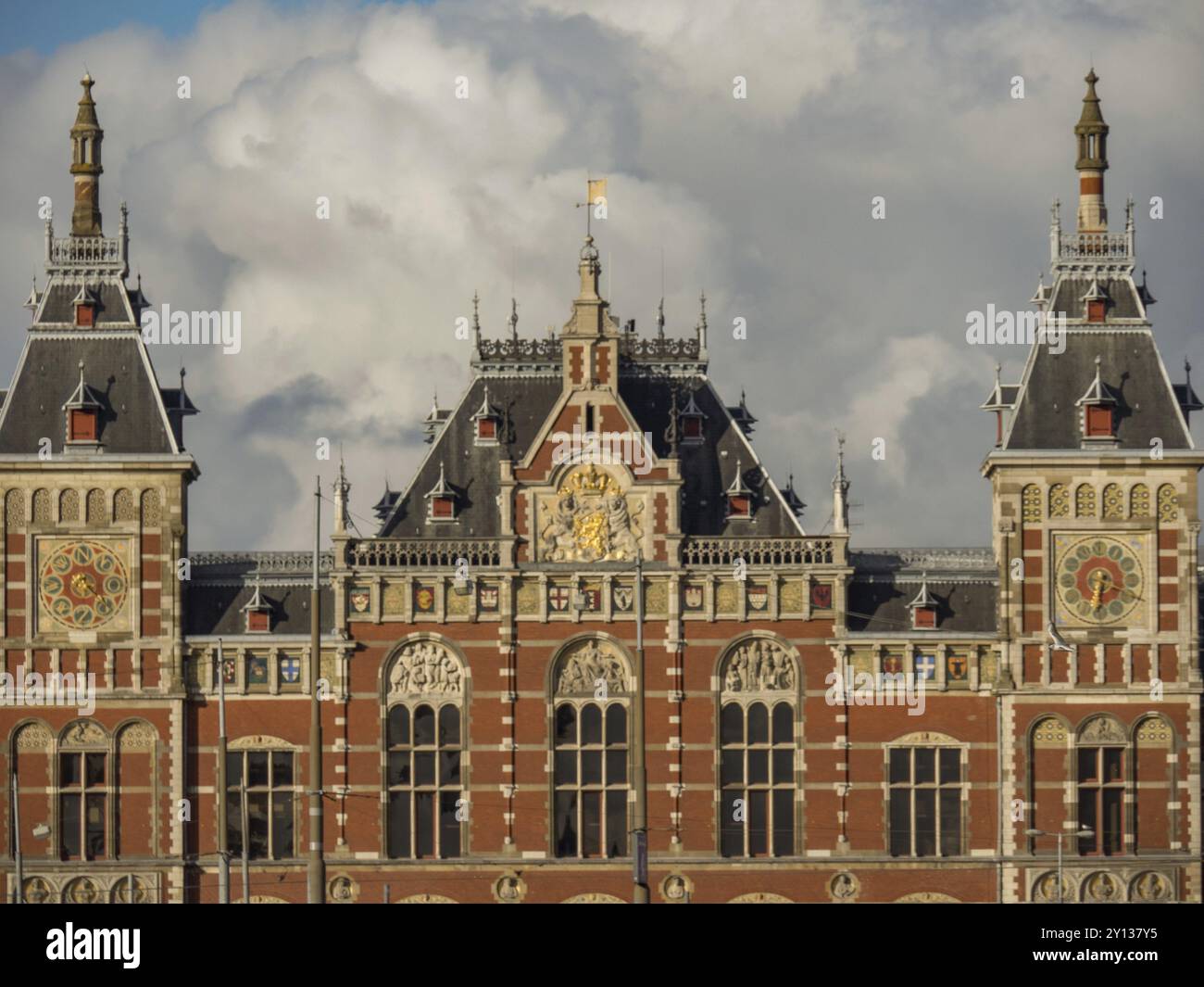 Imponente edificio con torri e facciata dettagliata sotto un cielo nuvoloso, Amsterdam, Paesi Bassi Foto Stock