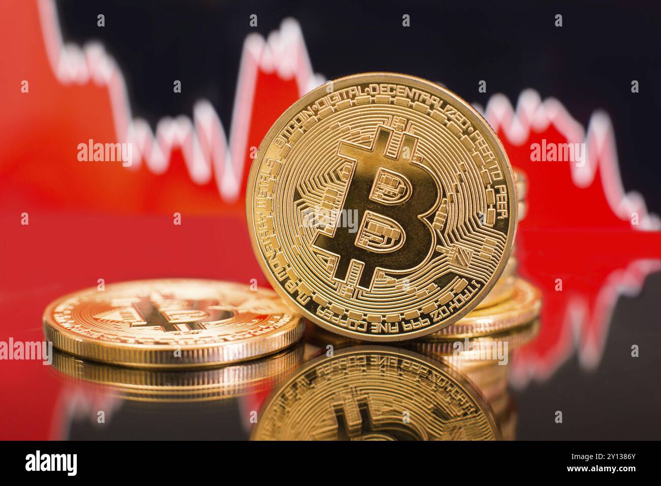 Bitcoin con un grafico rosso. Il crollo dei prezzi e il concetto di tendenza del mercato Foto Stock