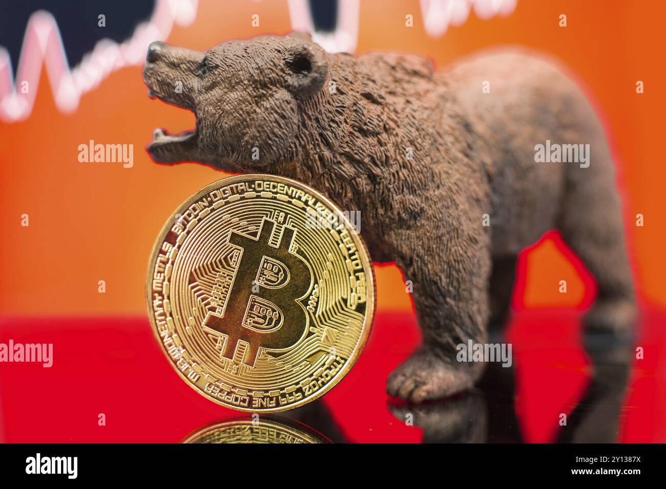 Bitcoin con un grafico rosso. Il crollo dei prezzi e il concetto di tendenza del mercato Foto Stock