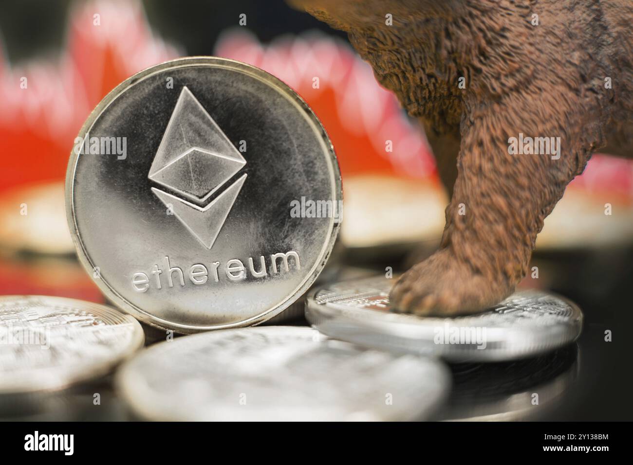 Ethereum con una cartella rossa. Il crollo dei prezzi e il concetto di tendenza del mercato Foto Stock