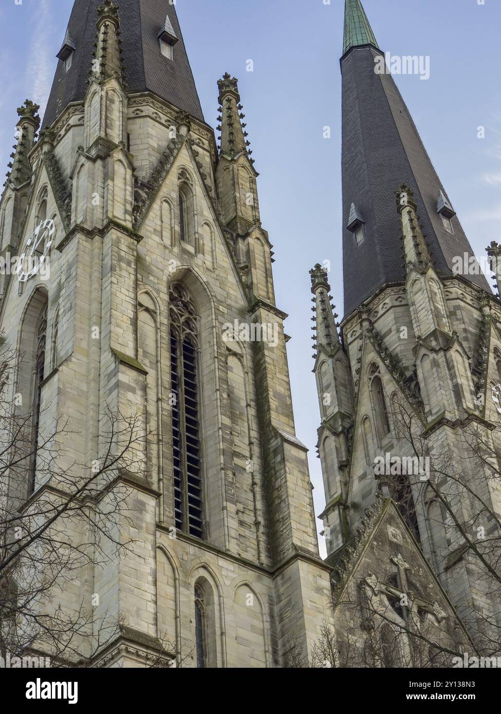 Primo piano di torri gotiche con intricati dettagli architettonici e un cielo invernale arido, billerbeck, muensterland, Germania, Europa Foto Stock