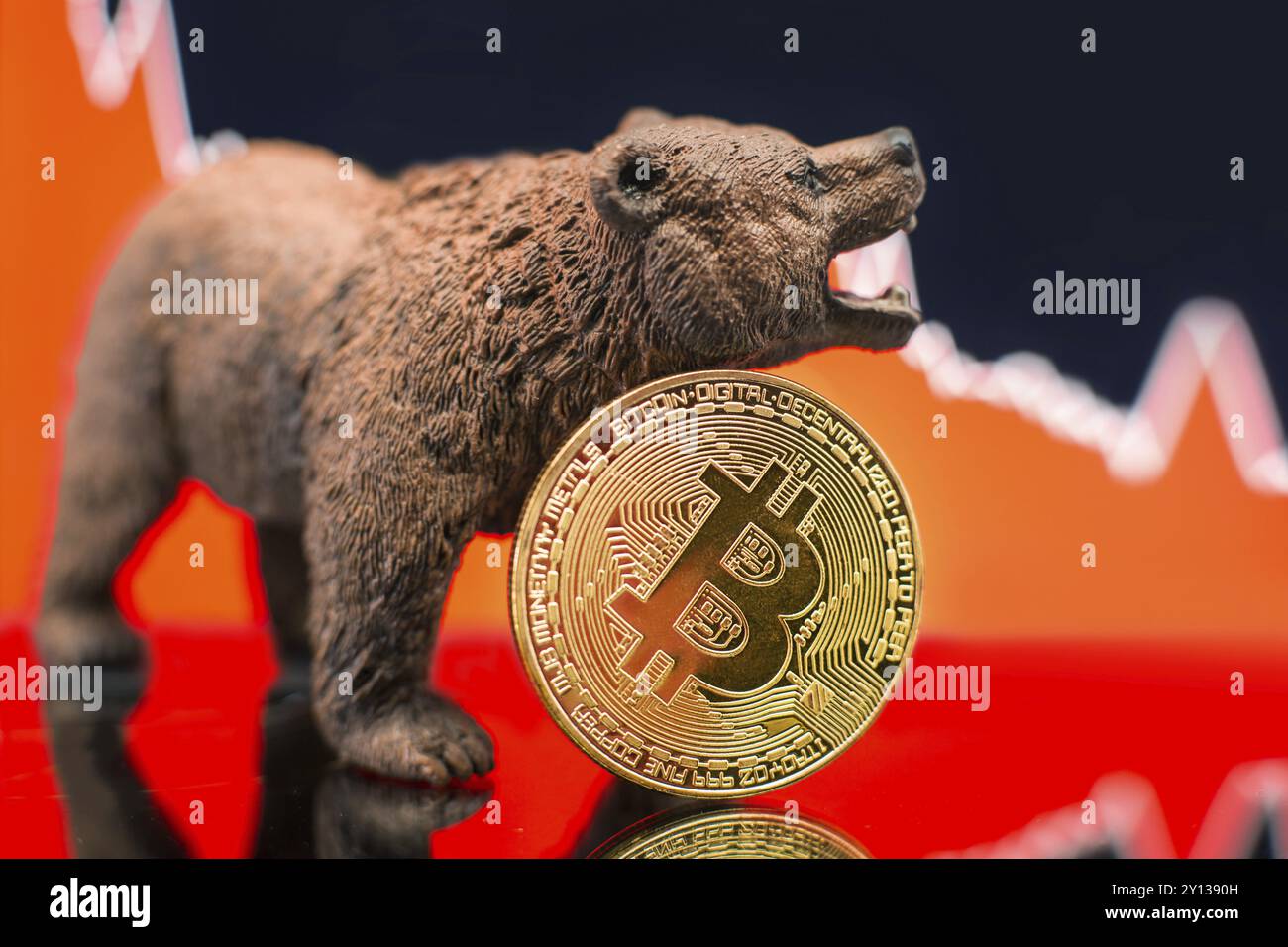 Bitcoin con un grafico rosso. Il crollo dei prezzi e il concetto di tendenza del mercato Foto Stock