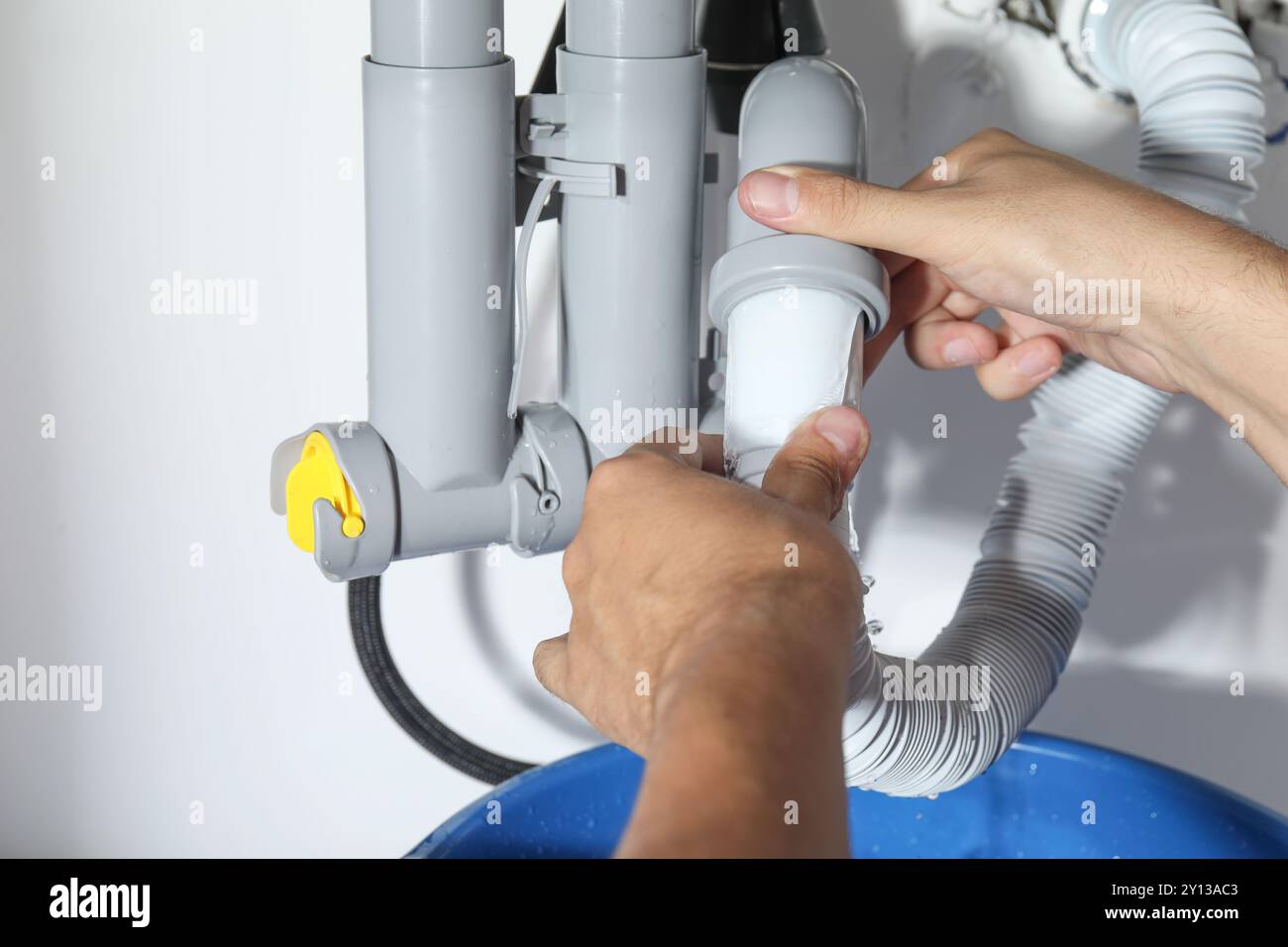 Sistema professionale di tubazioni per idraulici a casa, primo piano Foto Stock