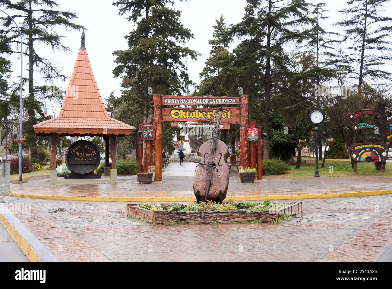 Villa General Belgrano, Cordoba, Argentina; 20 agosto 2024: Piazza Jose Hernandez, con un arco che si riferisce all'Okctoberfest, il festival nazionale della birra Foto Stock