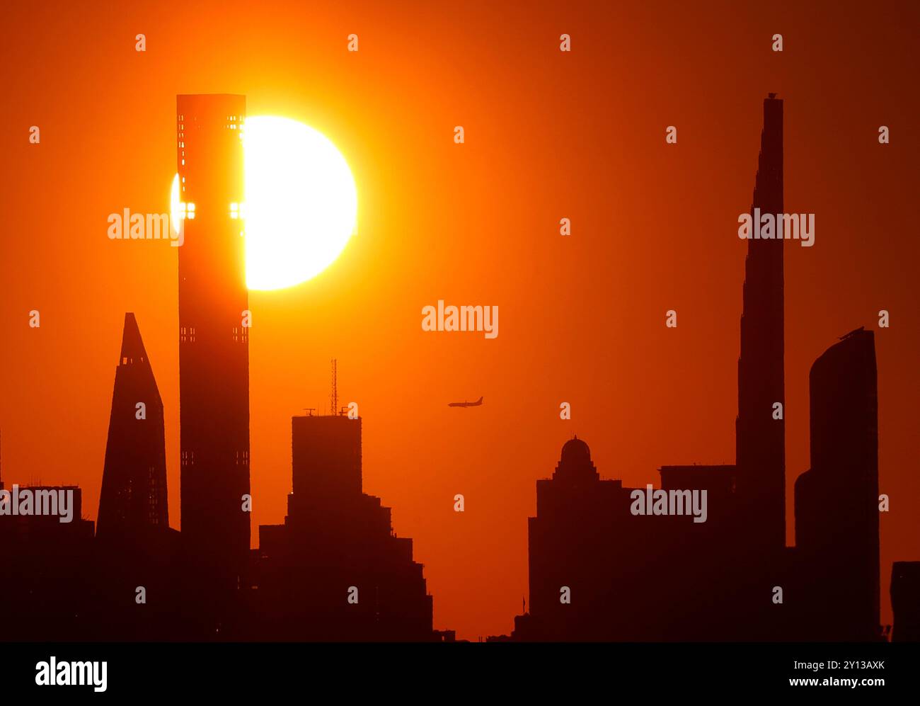 Flushing Meadow, Stati Uniti dichiarato. 4 settembre 2024. Il sole si tramuta dietro lo skyline di Manhattan dalla cima dell'Arthur Ashe Stadium agli US Open Tennis Championships 2024 svoltisi presso l'USTA Billie Jean King National Tennis Center mercoledì 4 settembre 2024 a New York. Foto di John Angelillo/UPI credito: UPI/Alamy Live News Foto Stock