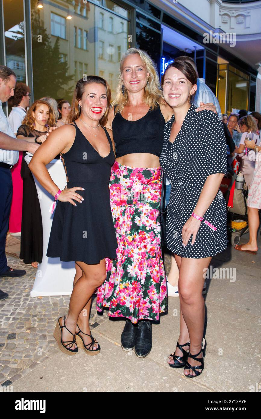 Grande apertura - le Consulat Sarah Tkotsch, Eva Mona Rodekirchen und Iris Mareike Steen beim grande Bistrot Restaurant le Consulat AM 04.09.2024 a Berlino. *** Grande apertura le Consulat Sarah Tkotsch, Eva Mona Rodekirchen e Iris Mareike Steen al Grand Opening Bistrot Restaurant le Consulat il 04 09 2024 a Berlino Copyright: XEventpressxKochanx Foto Stock