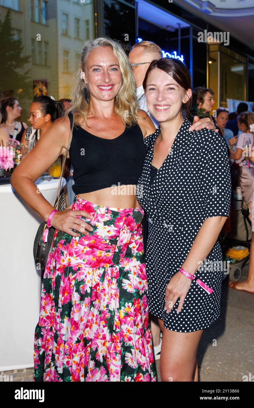 Grande apertura - le Consulat Eva Mona Rodekirchen und Iris Mareike Steen beim grande Bistrot Restaurant le Consulat AM 04.09.2024 a Berlino. *** Grande apertura le Consulat Eva Mona Rodekirchen e Iris Mareike Steen al Grand Opening Bistrot Restaurant le Consulat il 04 09 2024 a Berlino Copyright: XEventpressxKochanx Foto Stock