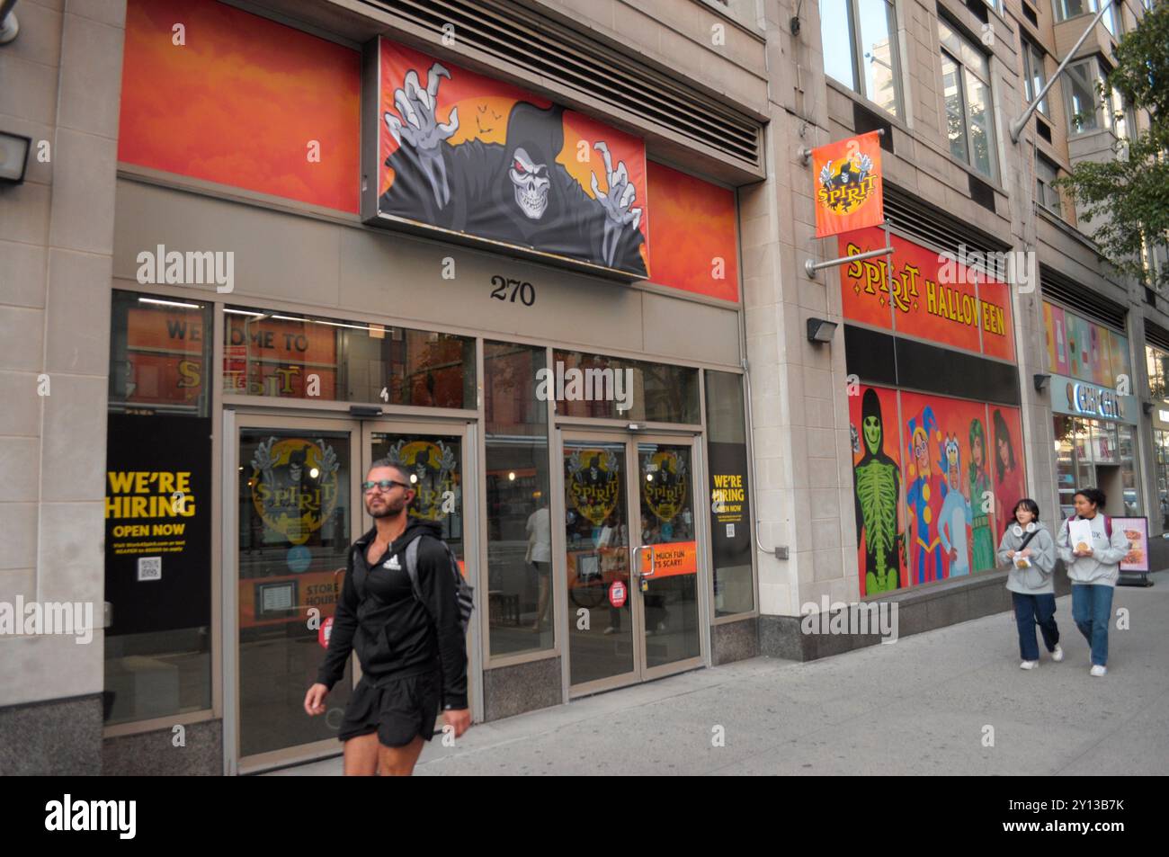 New York, Stati Uniti. 3 settembre 2024. La gente passa davanti a un negozio Spirit Halloween a Manhattan, New York City. Credito: SOPA Images Limited/Alamy Live News Foto Stock