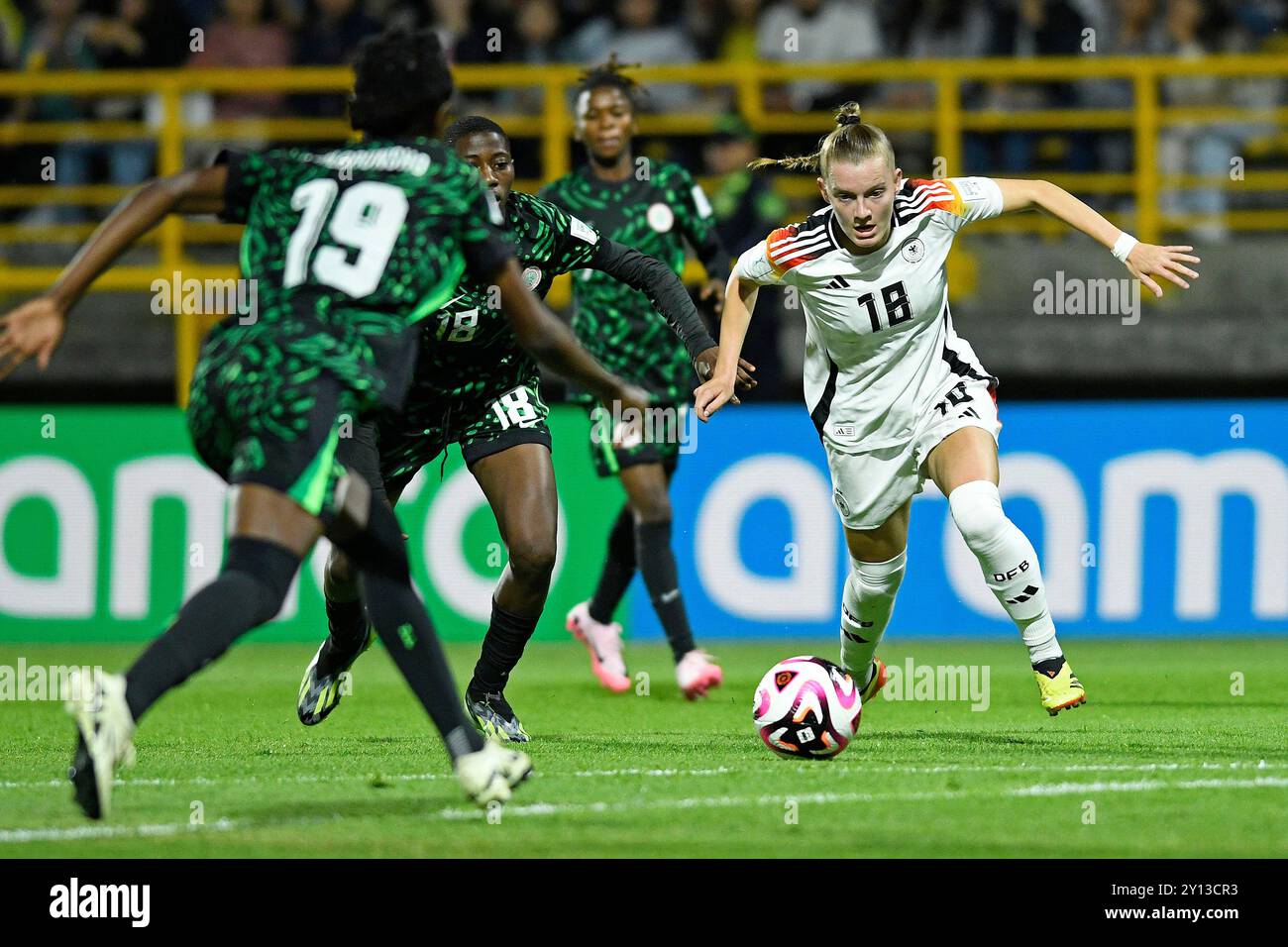 Bogotà, Colombia. 4 settembre 2024. La Germania Sarah Ernst combatte per la palla di possesso con Shukurat Oladipo della Nigeria, durante la partita del gruppo D della Coppa del mondo femminile Colombia 2024 tra Germania e Nigeria, allo stadio Metropolitano de Techo, a Bogotà il 4 settembre 2024. Foto: Julian Medina/DiaEsportivo/Alamy Live News crediti: DiaEsportivo/Alamy Live News Foto Stock