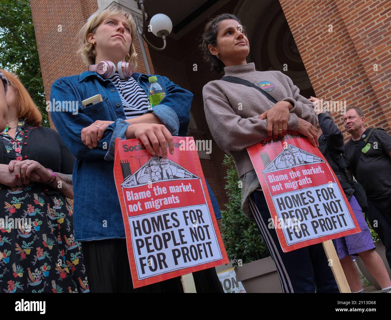 Una protesta che chiede giustizia per le vittime dell'incendio di Grenfell si tiene al municipio di Kensington il giorno in cui è stato rilasciato il rapporto d'inchiesta. Foto Stock