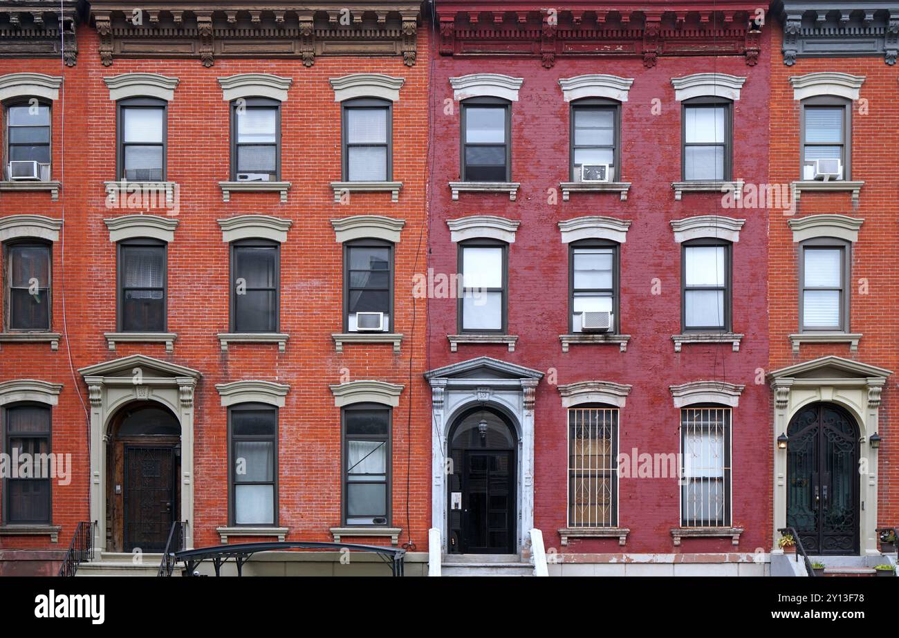 New York City, una fila di vecchie e colorate case cittadine Foto Stock