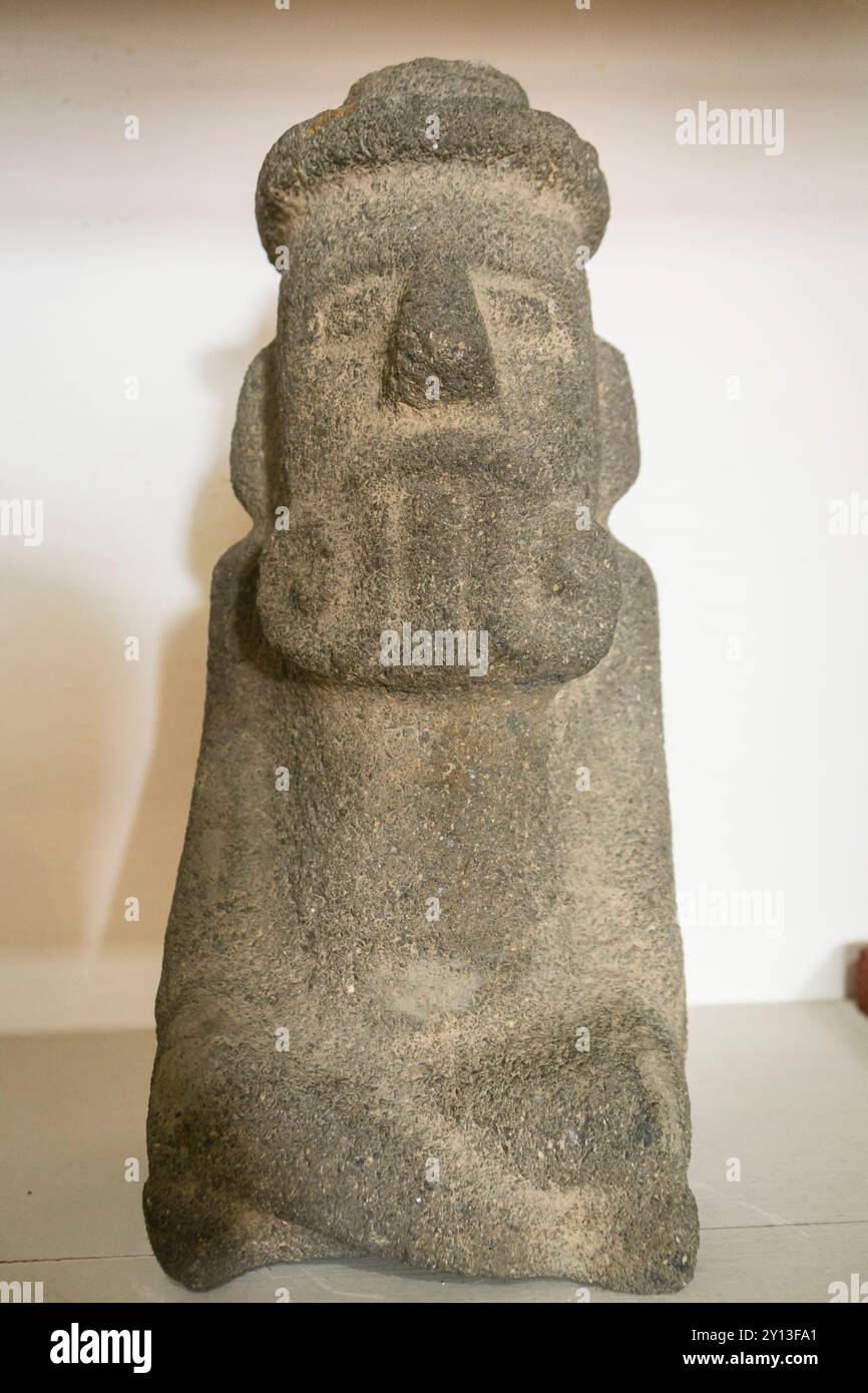 Scultura antropomorfa, museo centrale della piazza, Chichicastenango, comune del dipartimento di El Quiché, Guatemala, America centrale. Foto Stock