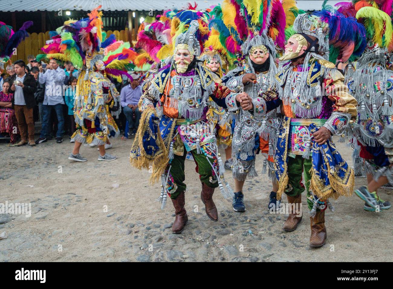 Danza del piccolo Toro, danza sincretica del XVII secolo con costumi tradizionali, Santo Tomás Chichicastenango, Repubblica del Guatemala, America centrale. Foto Stock