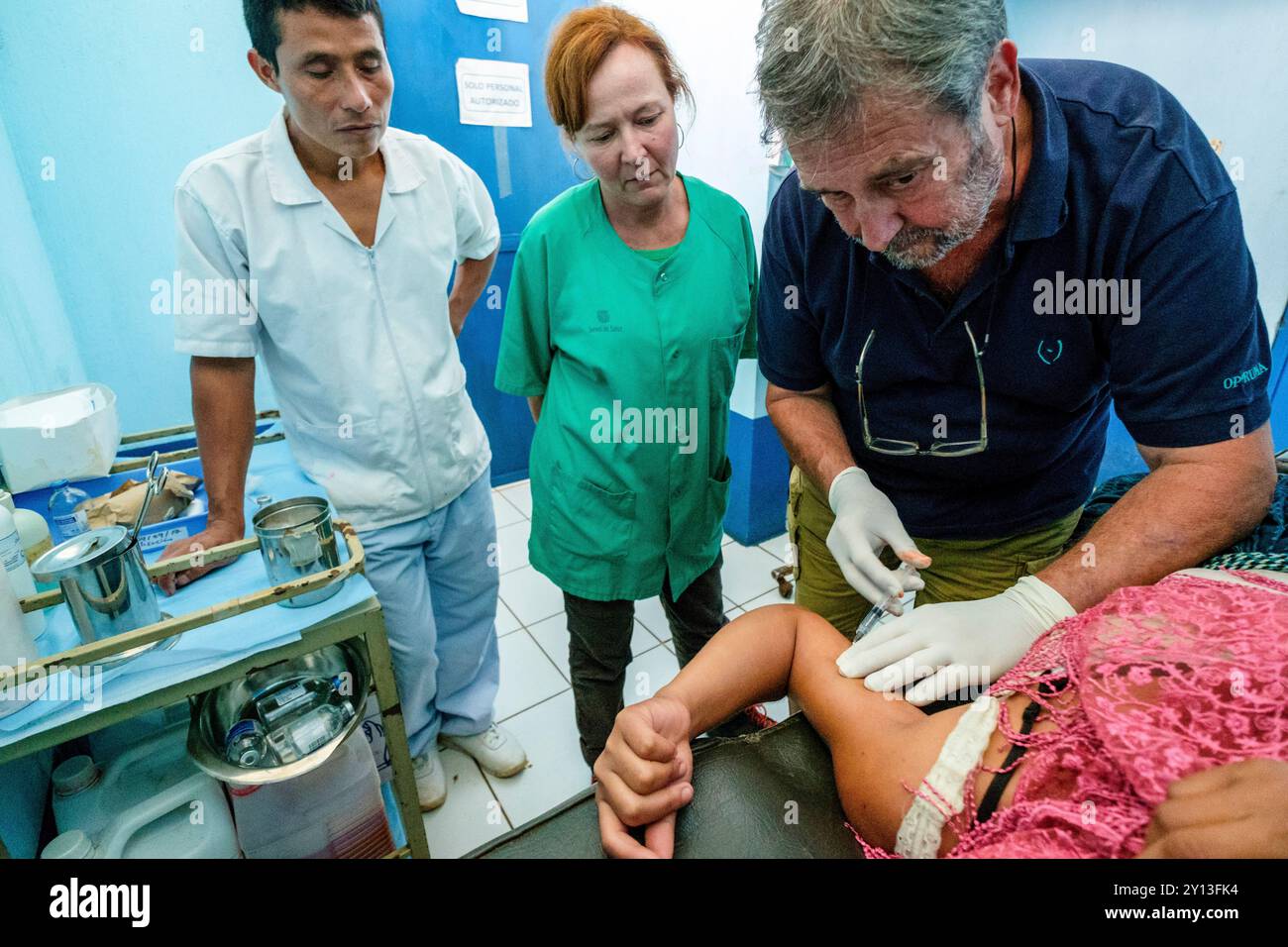 Rimozione dell'impianto contraccettivo ormonale, centro sanitario Lancetillo, la Parroquia, Quiche, Repubblica del Guatemala, America centrale. Foto Stock