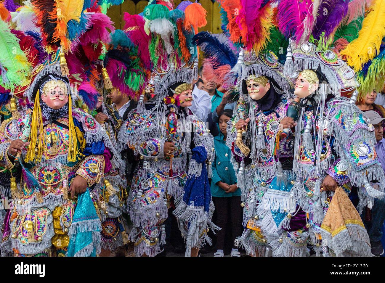 Danza del piccolo Toro, danza sincretica del XVII secolo con costumi tradizionali, Santo Tomás Chichicastenango, Repubblica del Guatemala, America centrale. Foto Stock