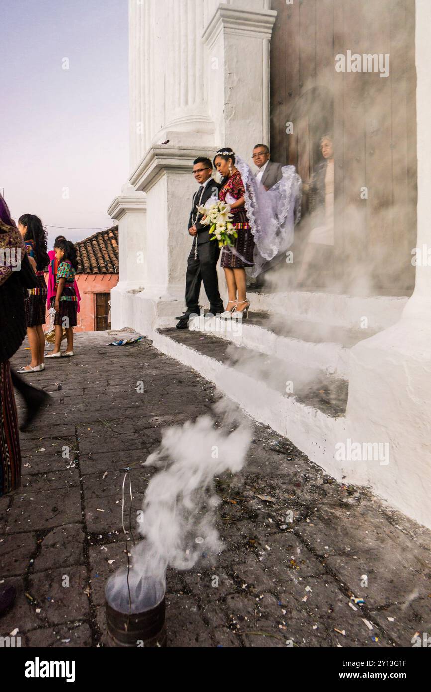 Matrimonio nella Chiesa di Santo Tomás, Chichicastenango, comune del dipartimento di El Quiché, Guatemala, America centrale. Foto Stock