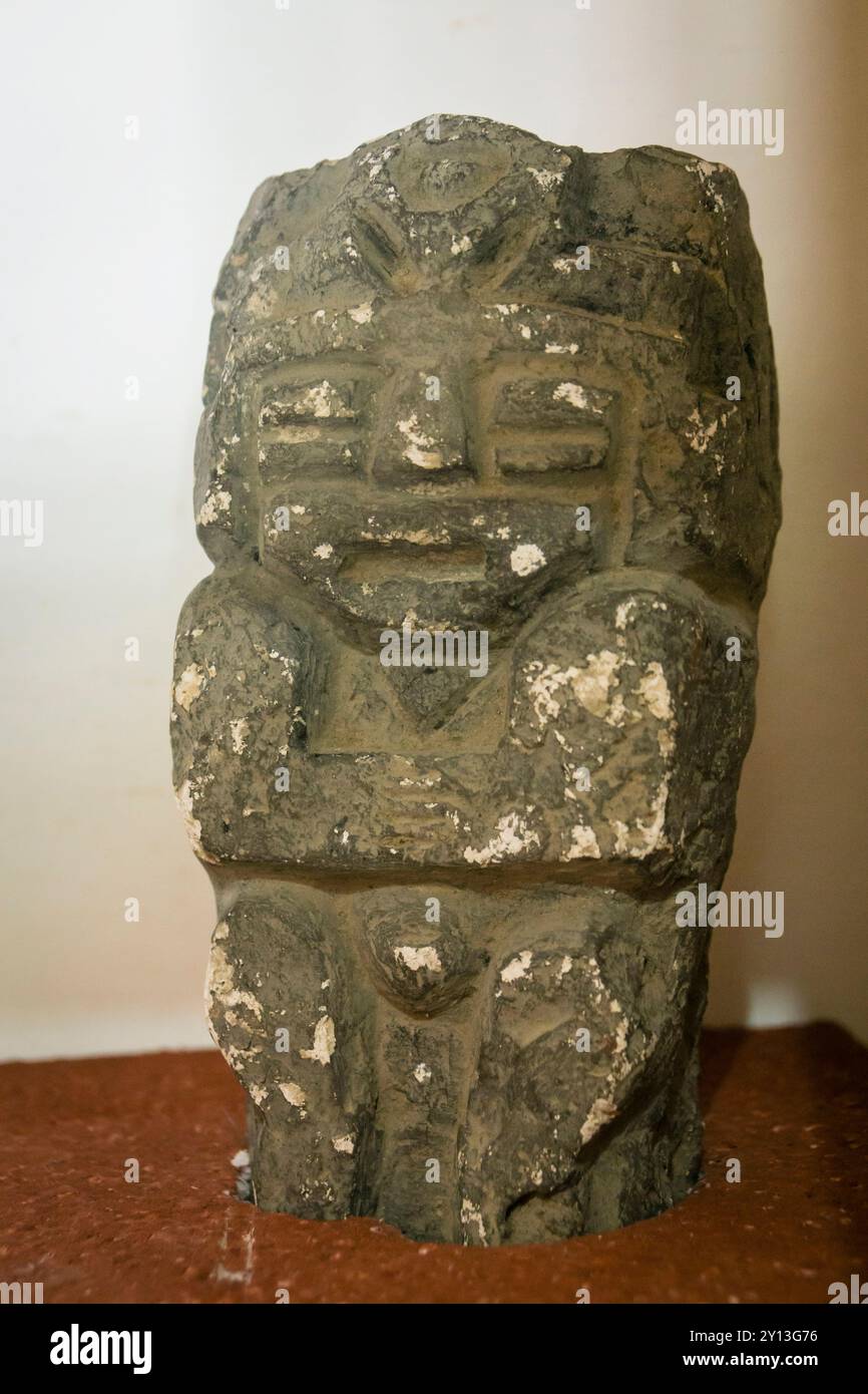 Scultura antropomorfa, museo centrale della piazza, Chichicastenango, comune del dipartimento di El Quiché, Guatemala, America centrale. Foto Stock