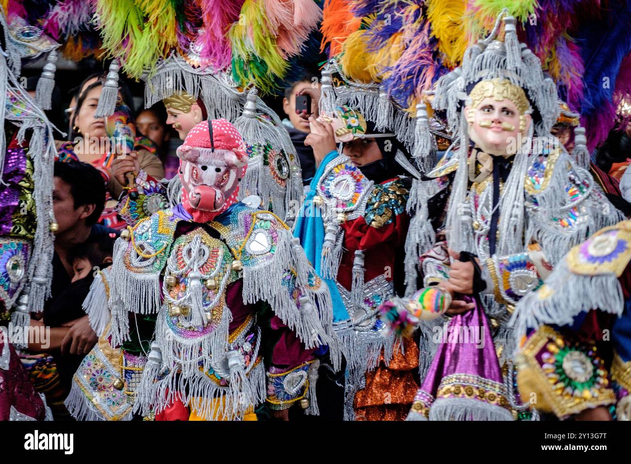 Danza del piccolo Toro, danza sincretica del XVII secolo con costumi tradizionali, Santo Tomás Chichicastenango, Repubblica del Guatemala, America centrale. Foto Stock