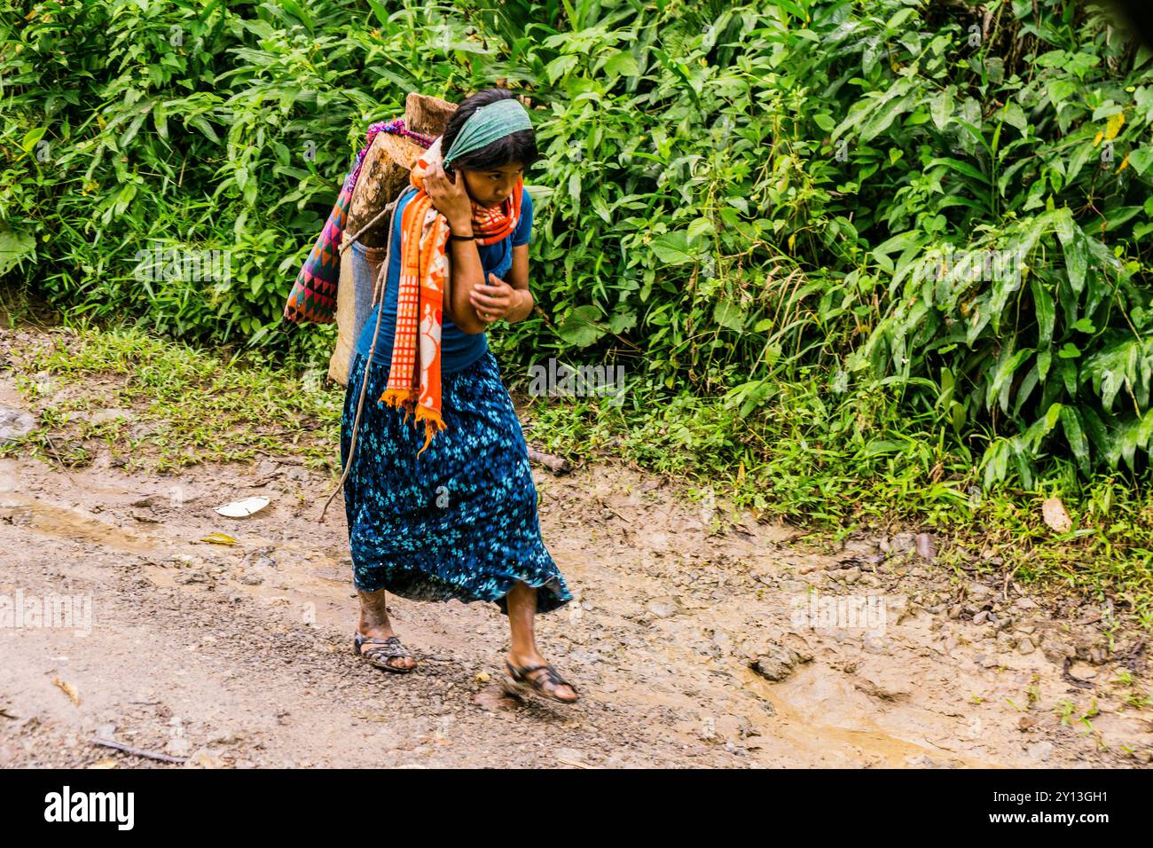 Contadino che cammina sulla strada da la Taña a Union 31 maggio, area di Reyna, dipartimento di Uspantan, Guatemala, America centrale. Foto Stock