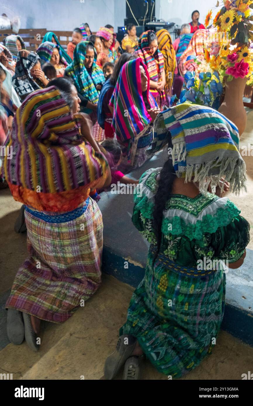 Celebrazione di massa, Chiesa cattolica, Sinchaj, San Bartolomé Jocotenango, comune del dipartimento di Quiché, Guatemala, America centrale. Foto Stock