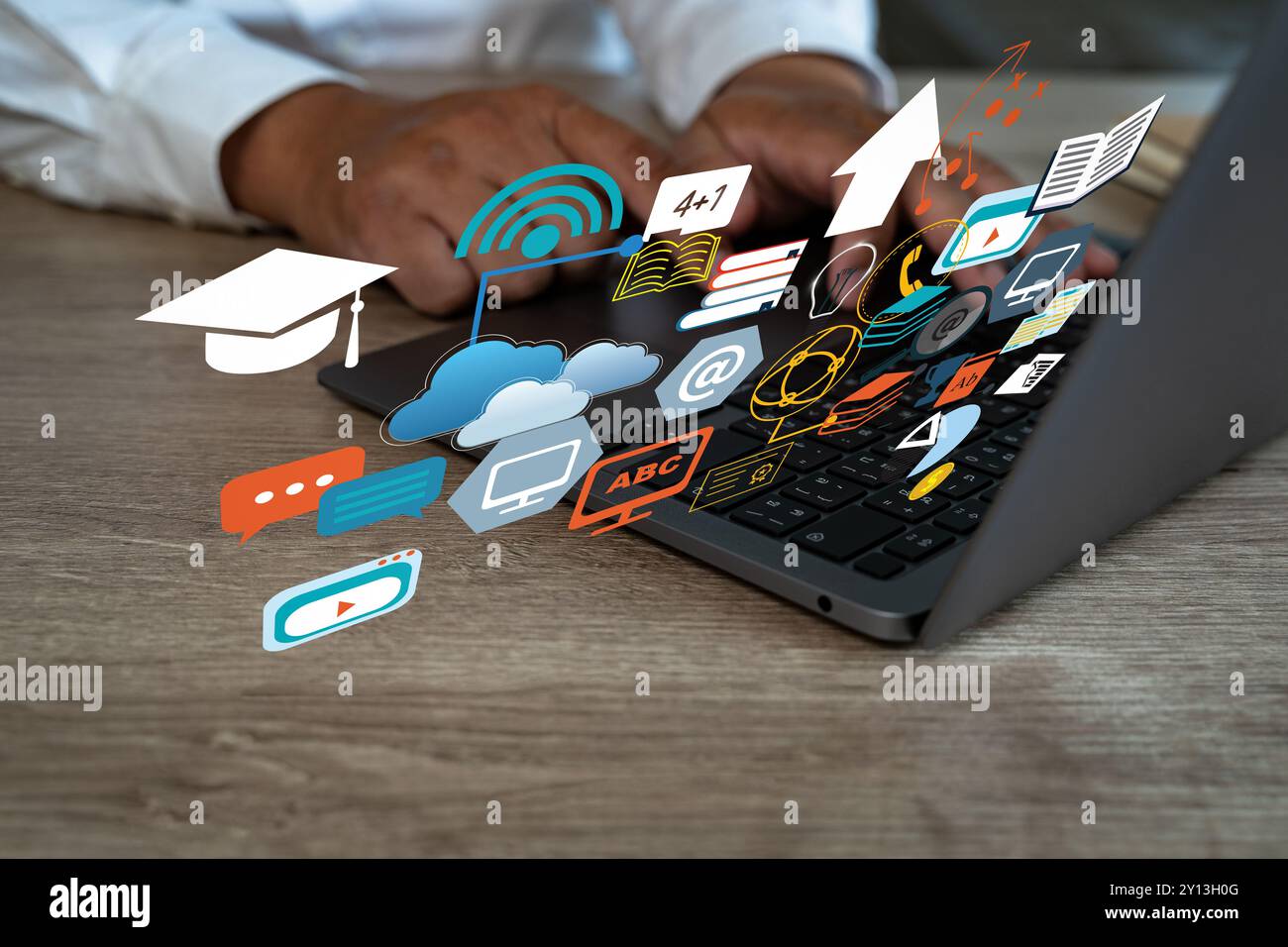 Il marketing digitale nuovo progetto di avvio millennial team aziendale le mani al lavoro con relazioni finanziarie e di un laptop Foto Stock