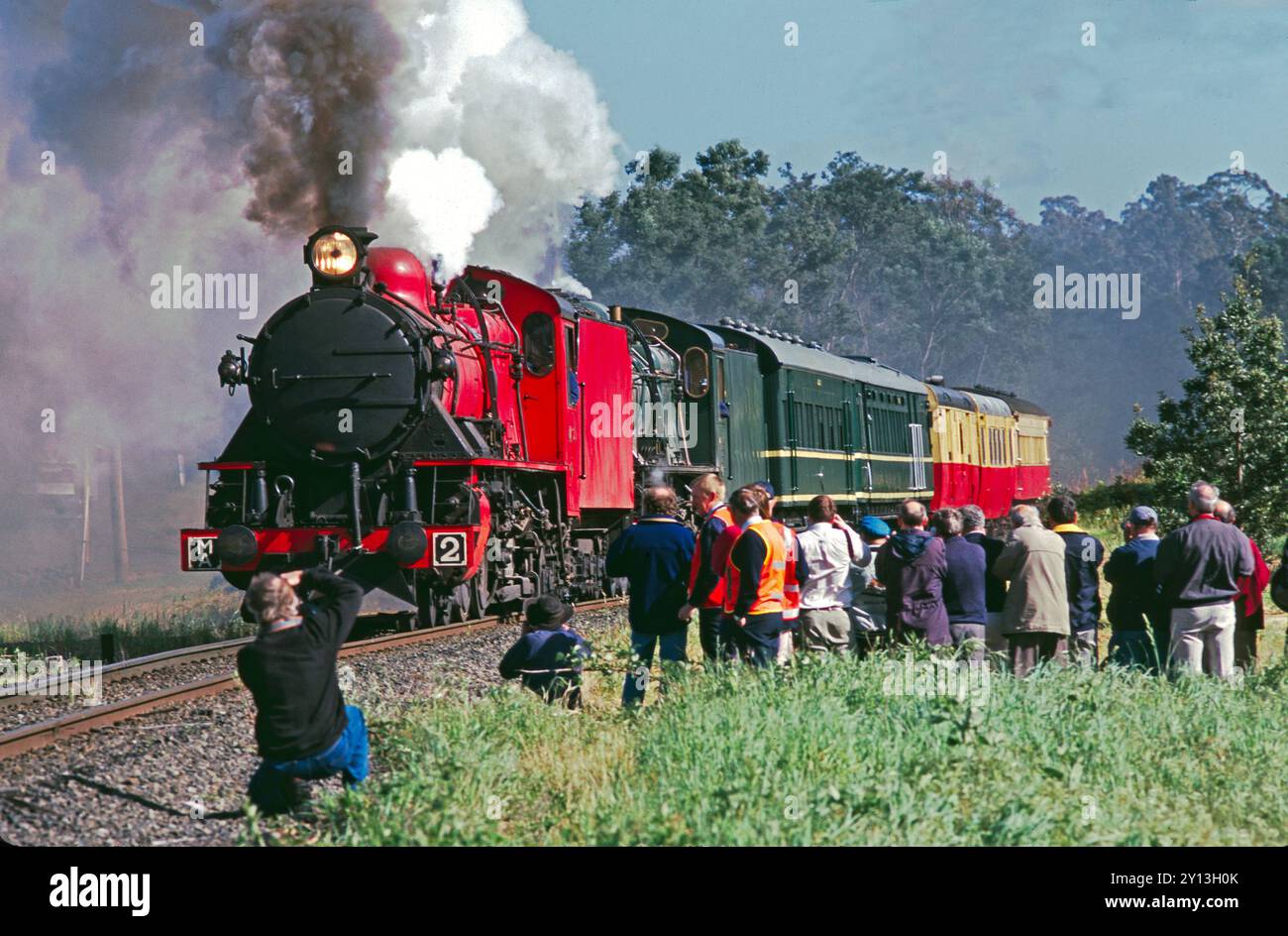 Appassionati di treni a vapore che fotografano due locomotive classe M che trainano carrozze presso Western Junction in Tasmania, Australia, intorno al 1998. La prima loco MA2 fu costruita dalla AT Newcastle nel Regno Unito da Robert Stephenson & Hawthorns Ltd nel 1951 come numero di costruzione 7421 ed era una delle 10 commissionate dal governo della Tasmania. Foto Stock