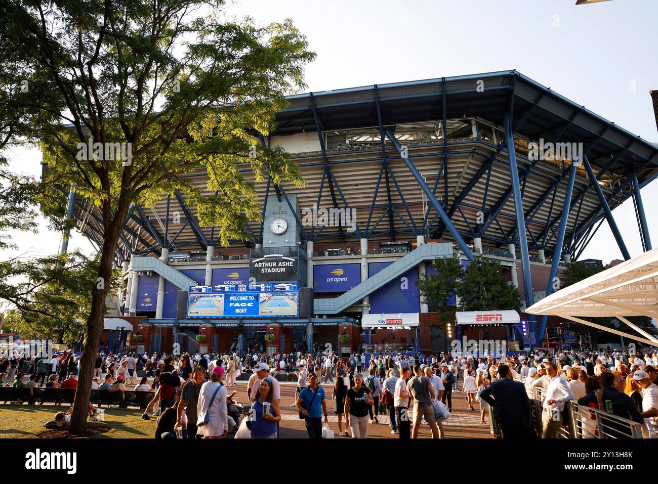 Flushing Meadow, Stati Uniti dichiarato. 4 settembre 2024. I tifosi camminano fuori dall'Arthur Ashe Stadium ai campionati US Open di tennis 2024 all'USTA Billie Jean King National Tennis Center mercoledì 4 settembre 2024 a New York. Foto di John Angelillo/UPI credito: UPI/Alamy Live News Foto Stock